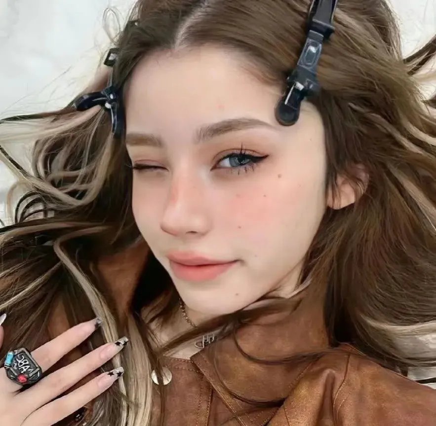 坐推土机的少女 海报