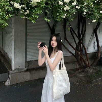独自在夜晚的海边 海报